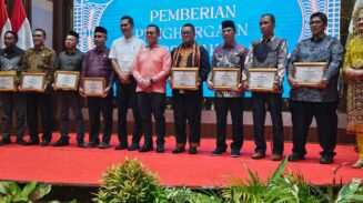 Bupati Abdya Raih Penghargaan Tokoh Peduli Kesehatan Jiwa dari Pemerintah Aceh