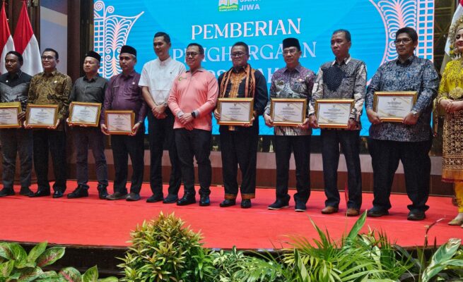Bupati Abdya Raih Penghargaan Tokoh Peduli Kesehatan Jiwa dari Pemerintah Aceh