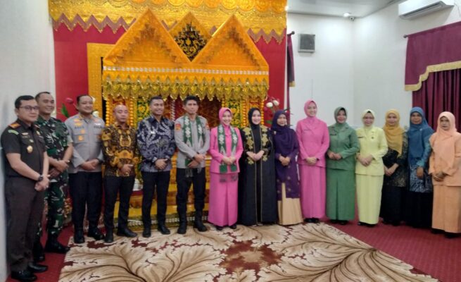 Kapolda Aceh Kunjungi Abdya, Bupati Safaruddin Sambut dengan Adat Peusijuk