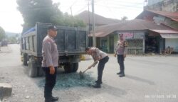 Rawan Kecelakaan, Personel Polsek Blangpidie Perbaiki Jalan Berlobang di Tikungan Meudang Ara