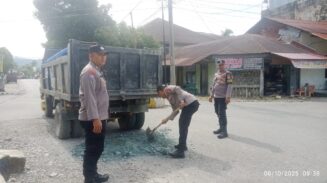 Rawan Kecelakaan, Personel Polsek Blangpidie Perbaiki Jalan Berlobang di Tikungan Meudang Ara