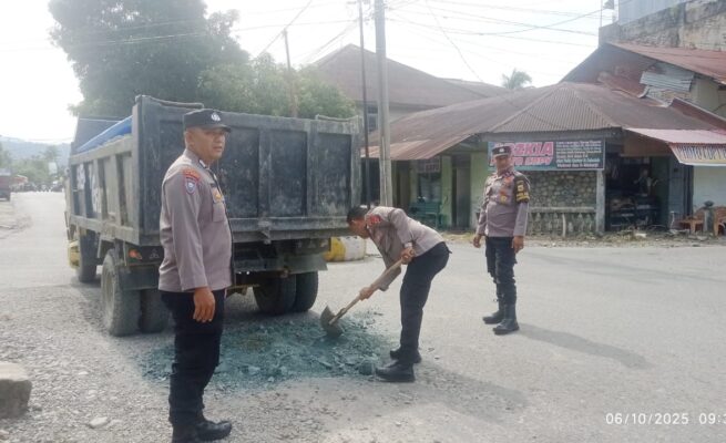 Rawan Kecelakaan, Personel Polsek Blangpidie Perbaiki Jalan Berlobang di Tikungan Meudang Ara