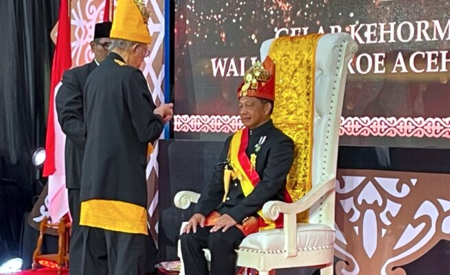 Mendagri Tito Karnavian Terima Gelar Petua Panglima Hukom Nanggroe dari Wali Nanggroe Aceh