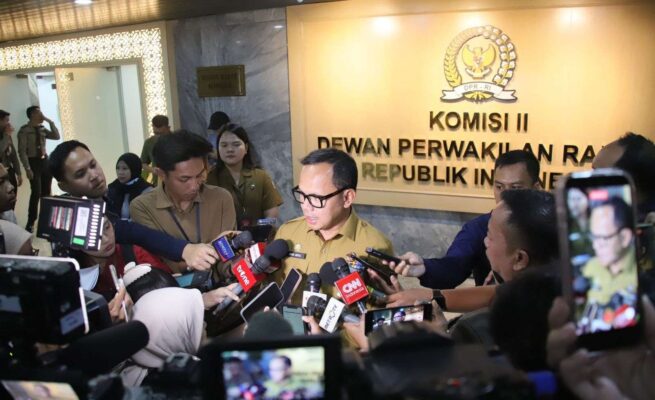 Baru Mendarat dari Tanah Suci, Bupati Mirwan Langsung Diperiksa Kemendagri