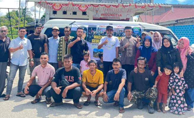 Pemuda Geulumpang Payong Blangpidie Antar Langsung Bantuan Banjir ke Gayo Lues