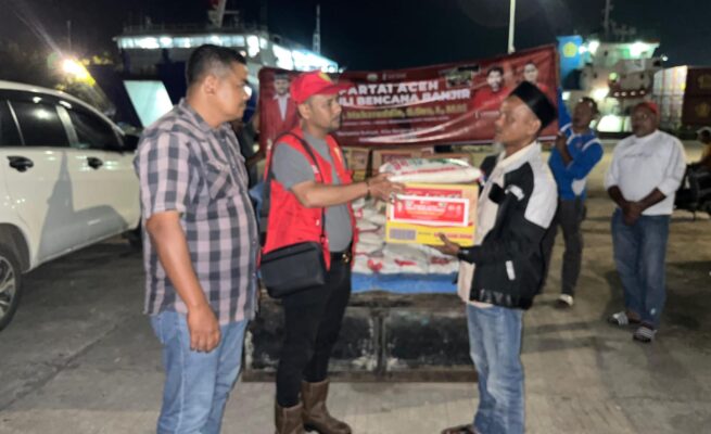 12 Jam Terombang di Laut, Tgk Muharuddin Salurkan Bantuan ke 10 Kecamatan Terdampak Banjir