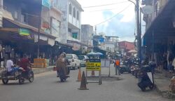 Ruas Jalan Utama Kota Blangpidie Diperbaiki, Arus Lalu Lintas Tetap Berjalan