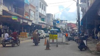 Ruas Jalan Utama Kota Blangpidie Diperbaiki, Arus Lalu Lintas Tetap Berjalan