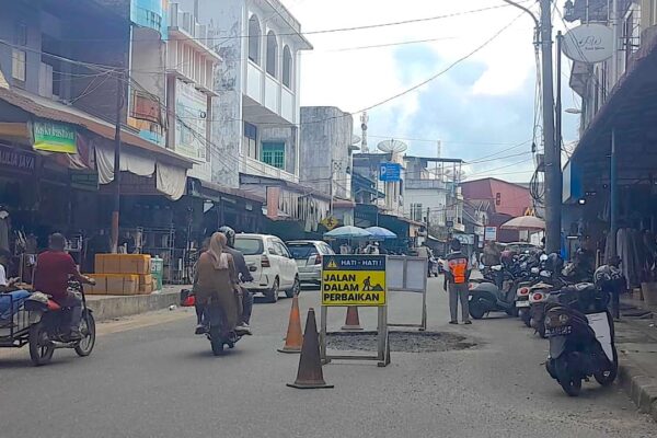 Ruas Jalan Utama Kota Blangpidie Diperbaiki, Arus Lalu Lintas Tetap Berjalan