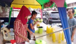 Kisah Novi dan Keluarga Mengais Rezeki dari Air Tebu dan Kelapa Muda saat Ramadhan