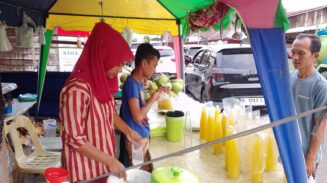 Kisah Novi dan Keluarga Mengais Rezeki dari Air Tebu dan Kelapa Muda saat Ramadhan