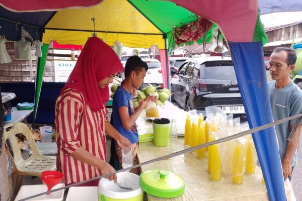 Kisah Novi dan Keluarga Mengais Rezeki dari Air Tebu dan Kelapa Muda saat Ramadhan