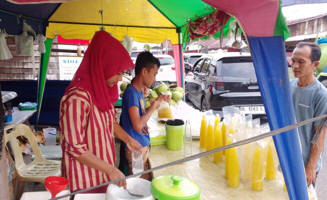Kisah Novi dan Keluarga Mengais Rezeki dari Air Tebu dan Kelapa Muda saat Ramadhan
