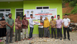 Baitul Mal Abdya Bangun 25 Rumah Layak Huni dari Infak 2025, Wabup Zaman Akli Serahkan Kunci ke Warga Jeumpa