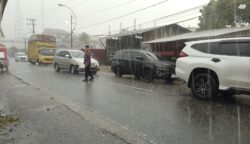 Diguyur Hujan Deras, Kapolsek Blangpidie Tetap Berdiri Atur Kemacetan di Jalan Irian