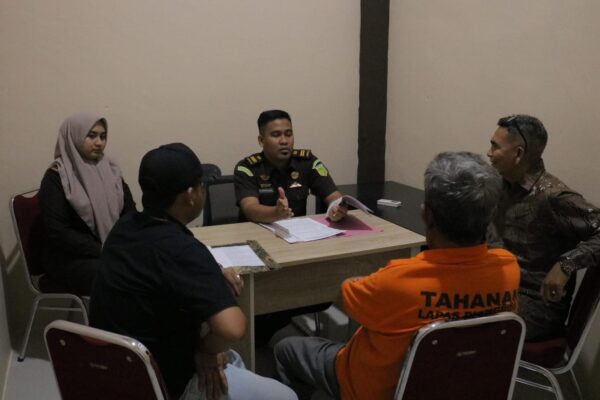 Dua Tersangka Korupsi Pabrik Es Abdya Resmi Dilimpahkan ke Jaksa