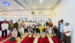 Pemdes Geulumpang Payong Santuni 25 Anak Yatim, Masing-Masing Terima Rp2,5 Juta dan Parsel