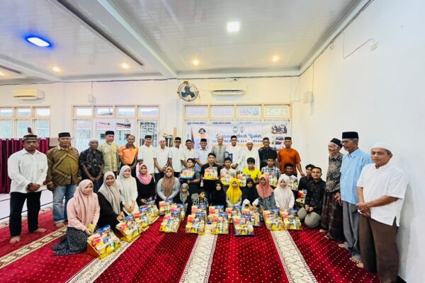 Pemdes Geulumpang Payong Santuni 25 Anak Yatim, Masing-Masing Terima Rp2,5 Juta dan Parsel