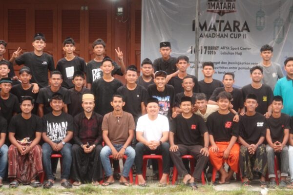 Pererat Silaturahmi, IMATARA dan Pemuda Labuhan Tarok Raya Gelar Bagi Takjil dan Buka Bersama