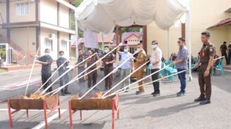 Kejari Abdya Hancurkan Barang Bukti Sabu, Ganja hingga Alat Kejahatan