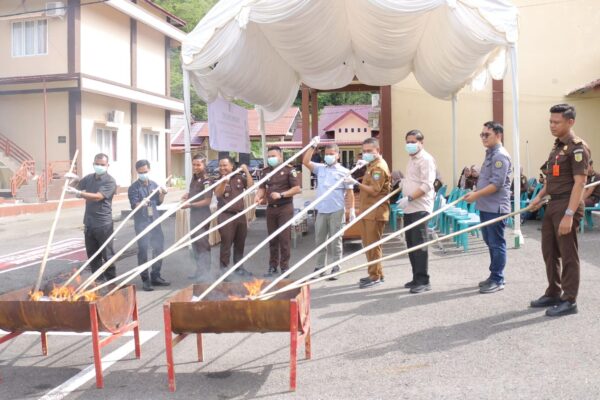 Kejari Abdya Hancurkan Barang Bukti Sabu, Ganja hingga Alat Kejahatan