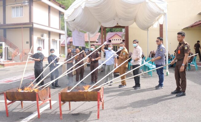 Kejari Abdya Hancurkan Barang Bukti Sabu, Ganja hingga Alat Kejahatan