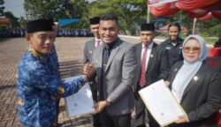 Bupati Safaruddin Serahkan SK kepada 2.065 PPPK Paruh Waktu di Abdya