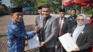 Bupati Safaruddin Serahkan SK kepada 2.065 PPPK Paruh Waktu di Abdya