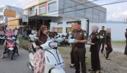 Kejari Abdya Bagikan Paket Berbuka Puasa Bagi Pengendara