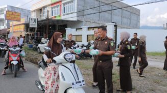 Kejari Abdya Bagikan Paket Berbuka Puasa Bagi Pengendara