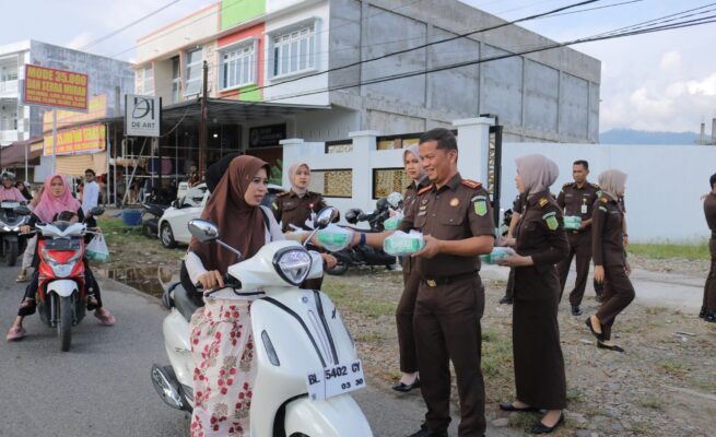 Kejari Abdya Bagikan Paket Berbuka Puasa Bagi Pengendara