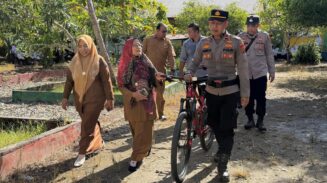 Aksi Kapospol Jeumpa ke Sekolah Naik Sepeda, Sindir Siswa Bawa Motor