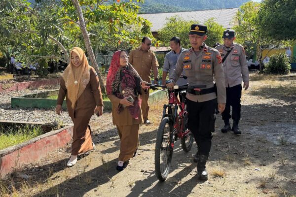 Aksi Kapospol Jeumpa ke Sekolah Naik Sepeda, Sindir Siswa Bawa Motor