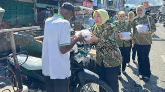 IAD Abdya Bagikan 100 Paket Makanan dalam Program Jumat Berkah