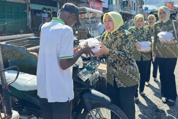 IAD Abdya Bagikan 100 Paket Makanan dalam Program Jumat Berkah