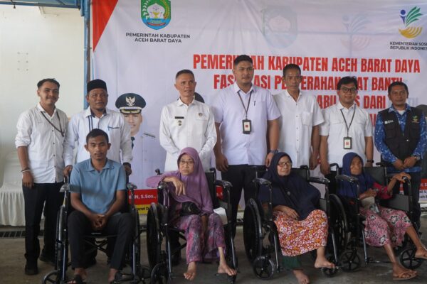 32 Penyandang Disabilitas di Abdya Terima Kursi Roda dari Kemensos