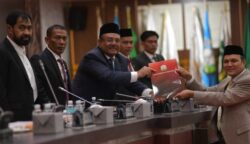 Gubernur Mualem Hadiri Sidang Paripurna Penyampaian Rekomendasi LKPJ Aceh 2025