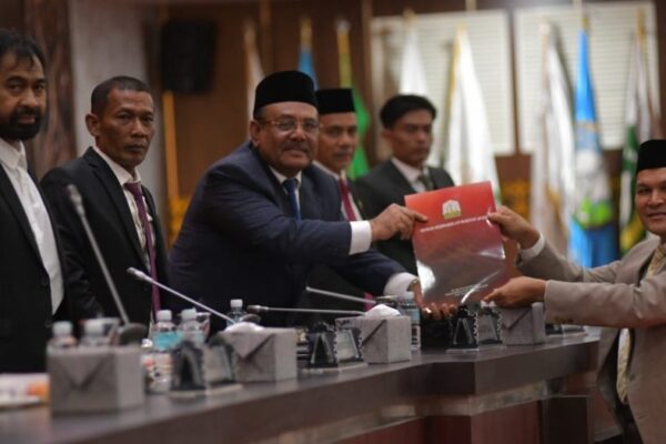 Hadiri Paripurna DPRA, Gubernur Mualem Terima Rekomendasi LKPJ 2025