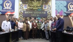Muncul di Ruang Banleg DPR RI, Mualem Saksikan Langsung Pembahasan Revisi UUPA