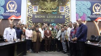 Muncul di Ruang Banleg DPR RI, Mualem Saksikan Langsung Pembahasan Revisi UUPA