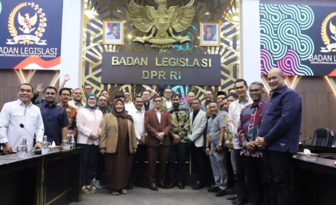 Muncul di Ruang Banleg DPR RI, Mualem Saksikan Langsung Pembahasan Revisi UUPA