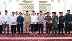 Bupati Safaruddin Peusijuk 93 Calon Haji, Wakil Bupati Zaman Akli Ikut Berangkat ke Tanah Suci
