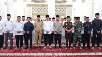Bupati Safaruddin Peusijuk 93 Calon Haji, Wakil Bupati Zaman Akli Ikut Berangkat ke Tanah Suci
