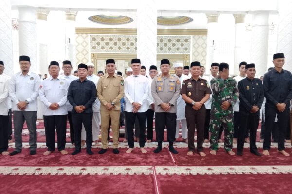 Bupati Safaruddin Peusijuk 93 Calon Haji Abdya, Wakil Bupati Zaman Akli Ikut Berangkat ke Tanah Suci