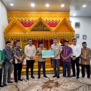 Baitul Mal Abdya Terima Zakat Bank Aceh Syariah Blangpidie Rp400 Juta