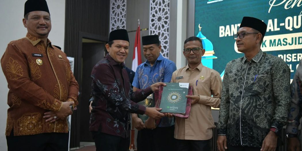 Wagub Aceh Salurkan 50.000 Al-Qur’an Bantuan Arab Saudi ke Masyarakat Aceh