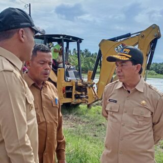 Sawah Warga Terendam, Bupati Safaruddin Kerahkan Alat Berat Normalisasi Drainase