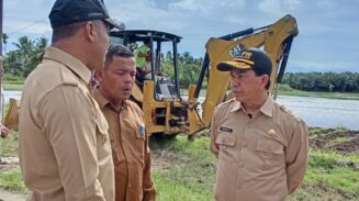 Sawah Warga Terendam, Bupati Safaruddin Kerahkan Alat Berat Normalisasi Drainase