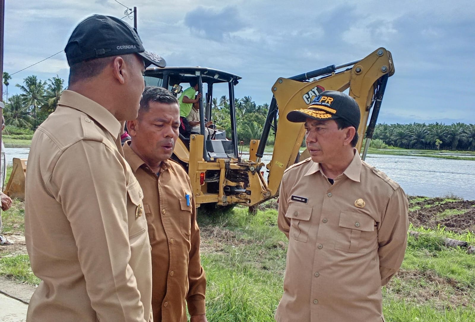 Sawah Warga Terendam, Bupati Safaruddin Kerahkan Alat Berat Normalisasi Drainase