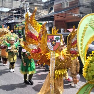 Busana Adat hingga Kostum Unik, Kreativitas Anak Meriahkan Karnaval HUT Ke-81 RI di Blangpidie